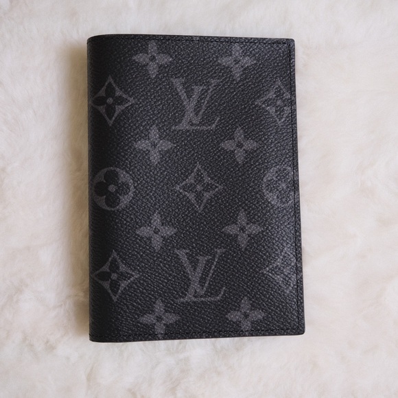 Louis Vitton Passport Cover Monogram Eclipse - Picture 3 of 7